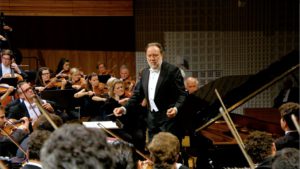 ルツェルン祝祭管弦楽団を指揮するリッカルド・シャイー(2019年)