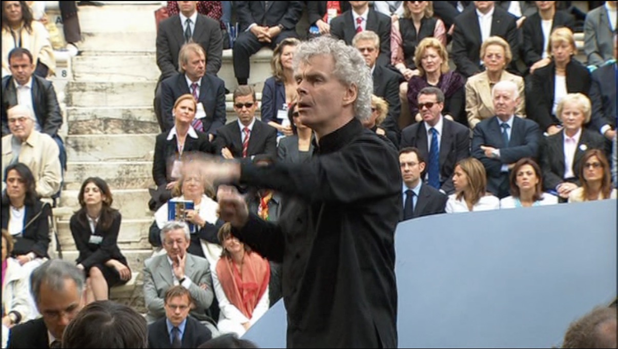 ベルリンフィルヨーロッパコンサート in アテネで指揮をおこなうサイモン・ラトル(2004年)