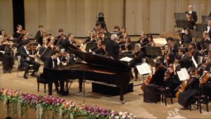 ショパンのピアノ協奏曲第1番を演奏するエフゲニー・キーシンとアシュケナージ指揮シドニー響