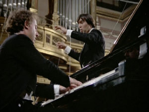 ブラームスのピアノ協奏曲第2番を演奏するマウリツィオ・ポリーニとクラウディオ・アバド