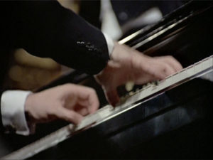 ブラームスのピアノ協奏曲第2番を演奏するマウリツィオ・ポリーニ
