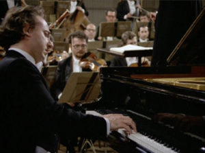 モーツァルトのピアノ協奏曲第19番を演奏するマウリツィオ・ポリーニ