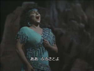 「我が故郷」を歌うアイーダ役のアプリーレ・ミッロ