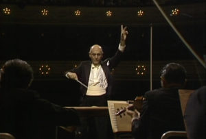 1977年10月の演奏会でショスタコーヴィチの交響曲第1番を指揮するサー・ゲオルグ・ショルティ。(c) Unitel