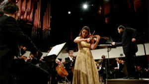 ショスタコーヴィチのヴァイオリン協奏曲第1番を演奏するバイバ・スクリデとアンドリス・ネルソンス指揮ライプツィヒ・ゲヴァントハウス管弦楽団(2019年5月)。(c) Accentus