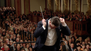 ベートーヴェン交響曲第5番「運命」で拍手が鳴り止む前に指揮を始めるクリスティアン・ティーレマン　(c)C Major