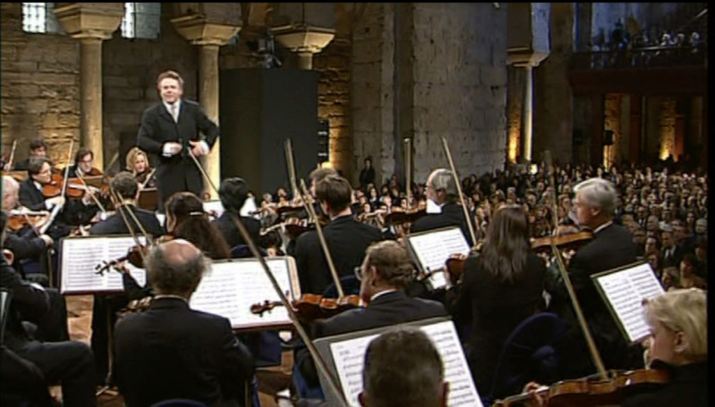 ベルリンフィルのヨーロッパコンサート2001＠イスタンブールで指揮するマリス・ヤンソンス。(c) EuroArts