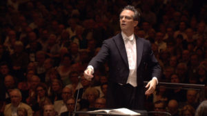 マーラー交響曲「大地の歌」を指揮するファビオ・ルイージ。2011年 (c) RCO Live