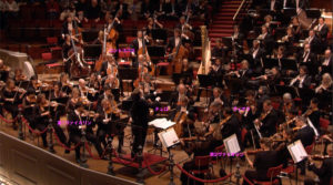 通常配置で演奏するロイヤル・コンセルトヘボウ管弦楽団。2009年 (c) RCO Live