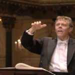 マーラー交響曲第2番「復活」の最終楽章を指揮するマリス・ヤンソンス。2009年 (c) RCO Live