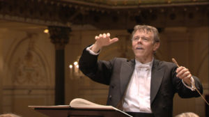 マーラー交響曲第2番「復活」の最終楽章を指揮するマリス・ヤンソンス。2009年 (c) RCO Live