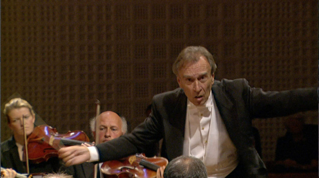 2003年8月にマーラーの交響曲第2番「復活」を指揮するクラウディオ・アバド (c) EuroArts