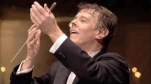マーラー交響曲第3番の最終楽章を指揮するマリス・ヤンソンス。2010年 (c) RCO Live