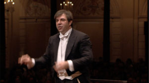 マーラーの交響曲第5番を指揮するダニエレ・ガッティ。2010年 (c) RCO Live