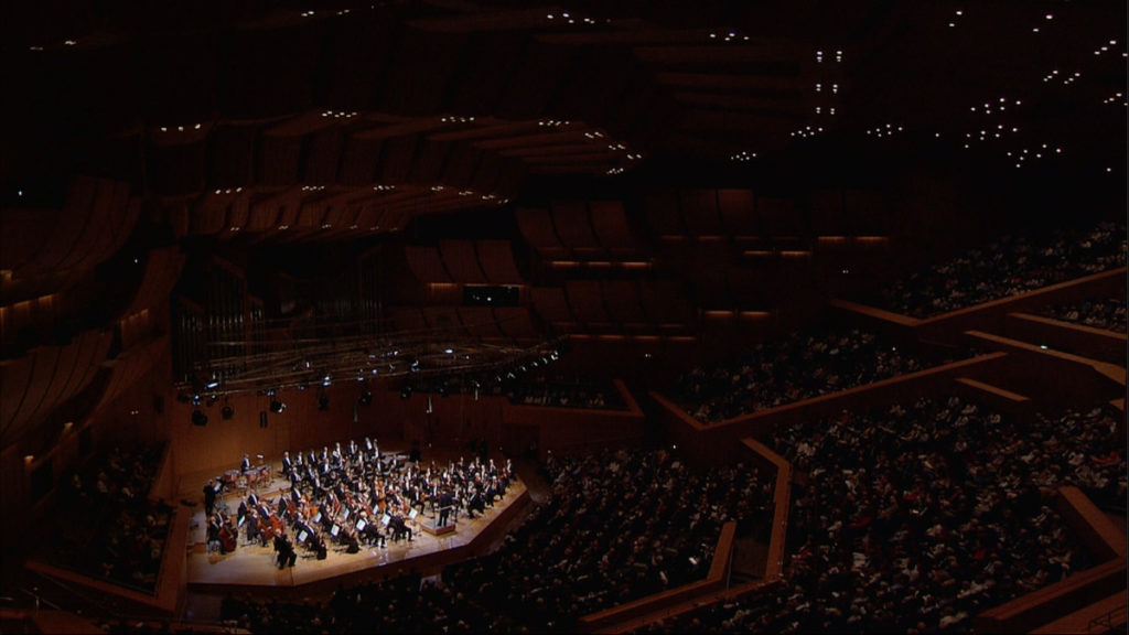 ミュンヘン・フィルハーモニーでのブルックナーの交響曲第3番の演奏を始めるクリスティアン・ティーレマンとシュターツカペレ・ドレスデン (c) C Major