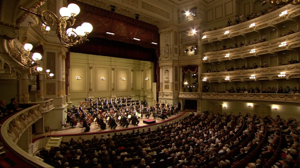 ゼンパー・オーパーでのブルックナーの交響曲第8番の演奏を始めるクリスティアン・ティーレマンとシュターツカペレ・ドレスデン (c) C Major