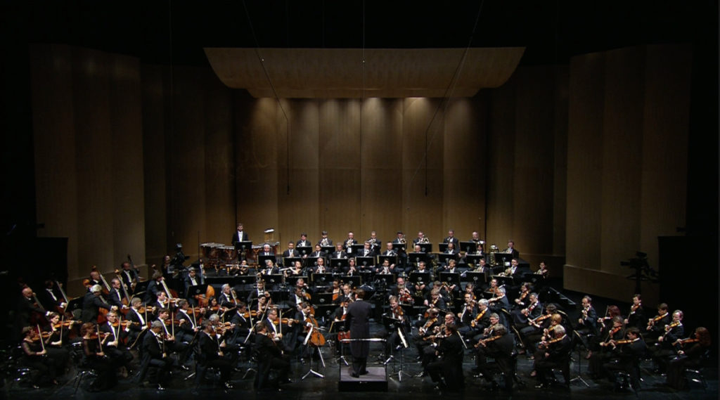 バーデン＝バーデン祝祭劇場でブルックナーの交響曲第9番を演奏するクリスティアン・ティーレマンとシュターツカペレ・ドレスデン (c) C Major