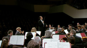 マーラーの交響曲第1番「巨人」を演奏するリッカルド・シャイーとライプツィヒ・ゲヴァントハウス管弦楽団(2015年1月) (c) Accentus Music