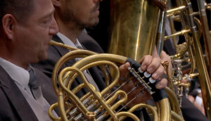 ブルックナーの交響曲第4番の冒頭を演奏するウィーンフィルの首席ホルン奏者のロナルト・ヤネツィク (c) UNITEL