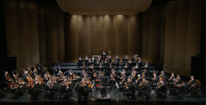 ブルックナーの交響曲第4番を演奏するクリスティアン・ティーレマンとシュターツカペレ・ドレスデン(2015年5月＠バーデン=バーデン祝祭歌劇場) (c) UNITEL