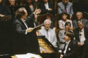 リッカルド・シャイーの指揮とラミン・バーラミのピアノ。(c) Decca