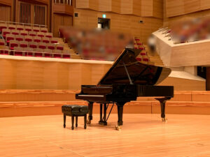 開演前のサントリーホール大ホールのピアノ (2023年2月25日)