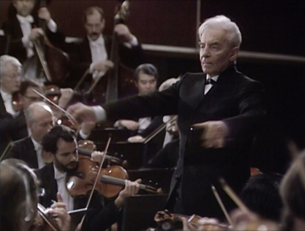 ブルックナーの交響曲第9番の第1楽章第2主題を指揮するヘルベルト・フォン・カラヤン＆ベルリン・フィルハーモニー管弦楽団 (1985年11月24日) (C) Sony