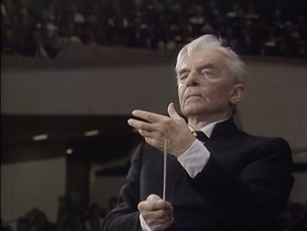 ブルックナーの交響曲第9番の第4楽章のフィナーレを指揮するヘルベルト・フォン・カラヤン＆ベルリン・フィルハーモニー管弦楽団 (1985年11月24日) (C) Sony
