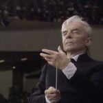 ブルックナーの交響曲第9番の第4楽章のフィナーレを指揮するヘルベルト・フォン・カラヤン＆ベルリン・フィルハーモニー管弦楽団 (1985年11月24日) (C) Sony