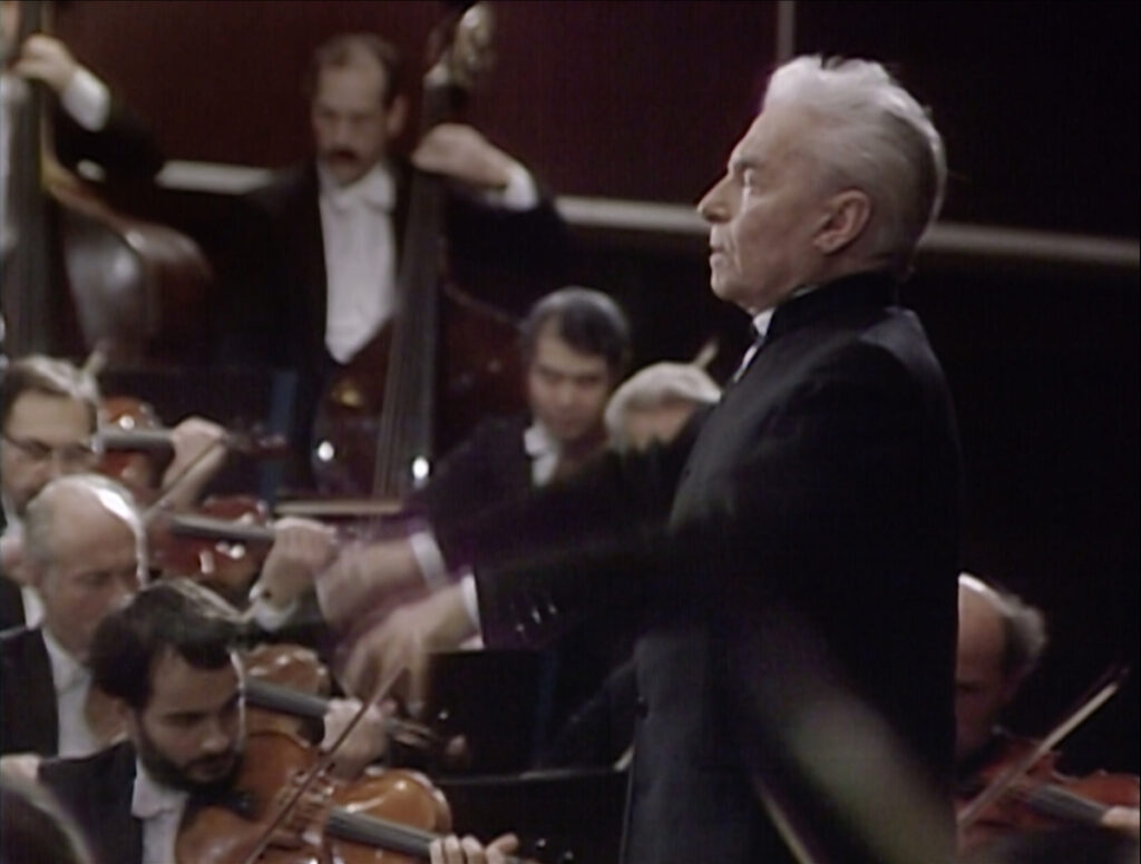 ブルックナーの交響曲第9番第1楽章の第1主題を指揮するヘルベルト・フォン・カラヤン＆ベルリン・フィルハーモニー管弦楽団 (1985年11月24日) (C) Sony