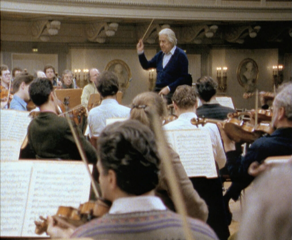 1992年3月にベルリン・フィルハーモニー管弦楽団とブルックナーの交響曲第7番のリハーサルをおこなうセルジュ・チェリビダッケ (C) Sony