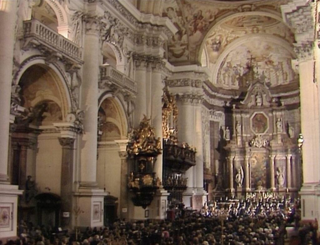 カラヤンとウィーンフィルによる聖フローリアン修道院でのブル8の演奏会 (c) ドイツ・グラモフォン