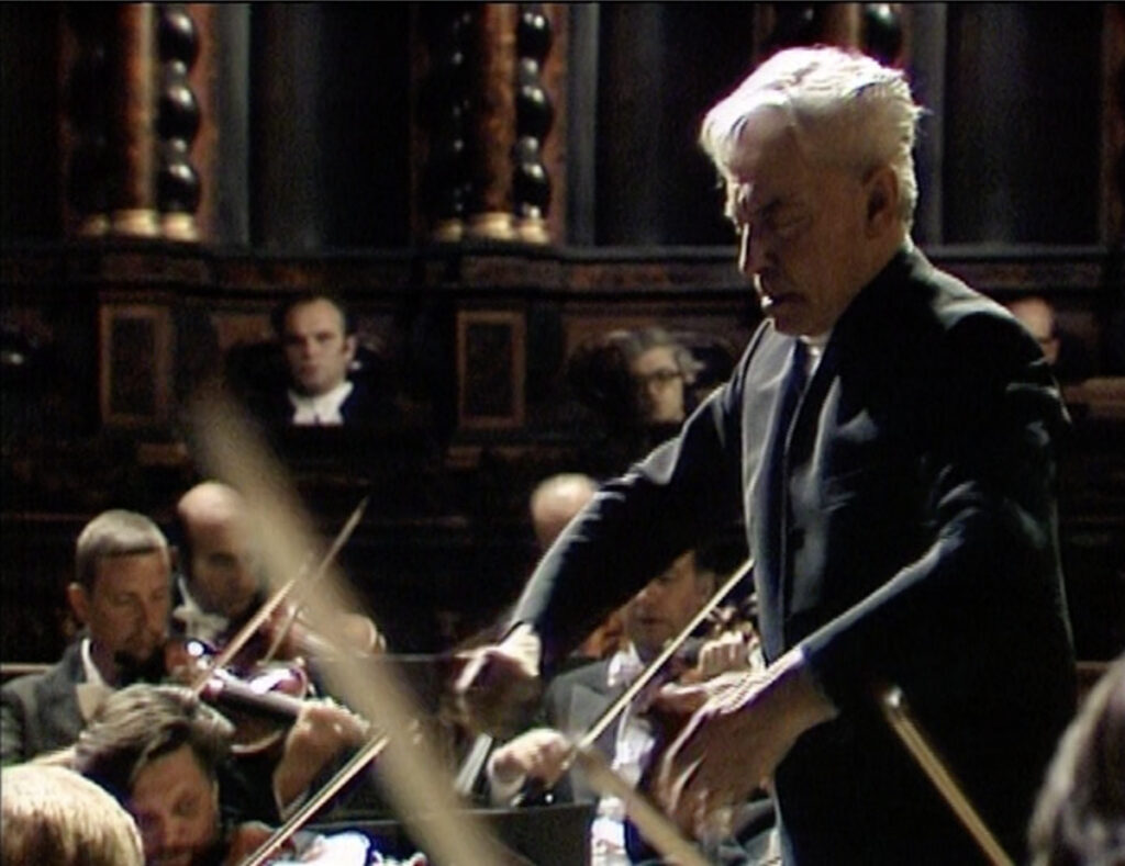 ブルックナーの交響曲第8番の第2楽章トリオを指揮するヘルベルト・フォン・カラヤン (c) ドイツ・グラモフォン