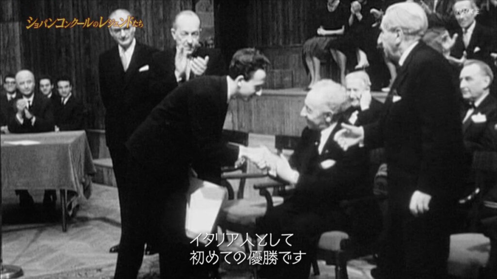 1960年の第6回ショパン国際コンクールで第1位を受賞し、審査員長のアルトゥール・ルービンシュタインと握手をするマウリツィオ・ポリーニ (c) NHK
