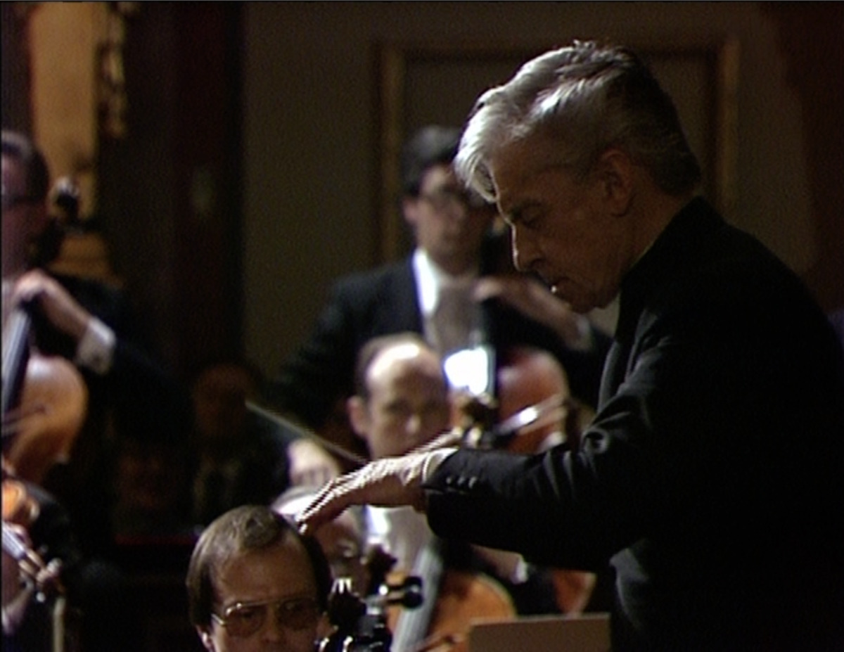 ウィーン・フィルハーモニー管弦楽団とブルックナーの交響曲第9番を指揮するヘルベルト・フォン・カラヤン。1978年5月 (c) ドイツ・グラモフォン