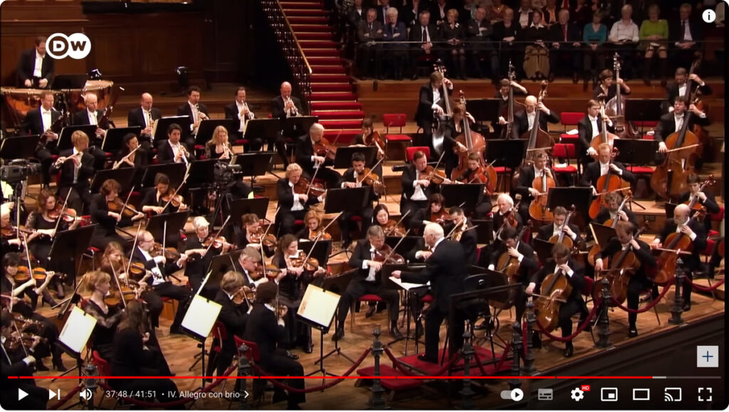 ベートーヴェンの交響曲第7番第4楽章を演奏するロイヤル・コンセルトヘボウ管弦楽団とベルナルト・ハイティンク
