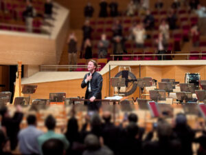 拍手に応えるピエタリ・インキネン (2025年11月27日)