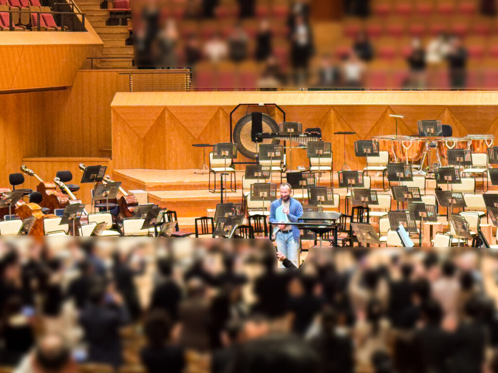 鳴り止まぬカーテンコールに応えて登場した、着替え後のキリル・ペトレンコ (2025年11月20日)