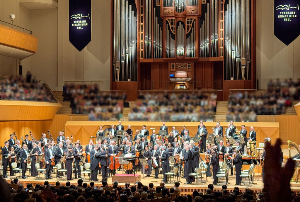 コンマスの樫本大進さんと抱擁を交わすキリル・ペトレンコ