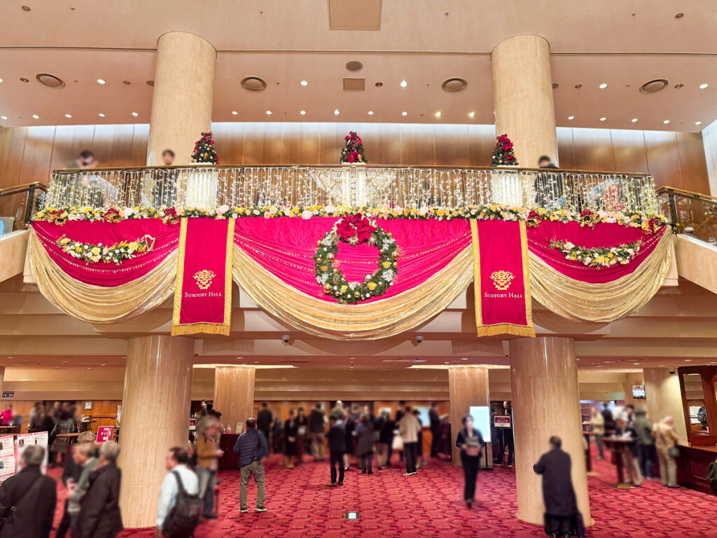クリスマスのデコレーションがされたサントリーホール (2025年11月27日撮影)