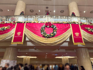 クリスマスの飾り付けがされたサントリーホールのロビー 2025/12/03