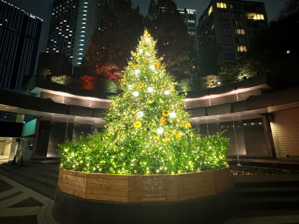 クリスマスの飾り付けがされたサントリーホールのツリー 2025/12/03