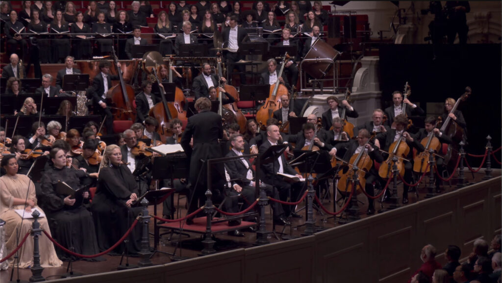 マーラーの交響曲第8番を演奏するクラウス・マケラ指揮ロイヤル・コンセルトヘボウ管弦楽団