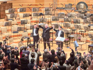 拍手に応えて挨拶するエリアフ・インバル、矢部達哉、山本友重