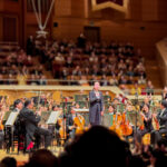 拍手に応える沖澤のどか (2026年4月14日)