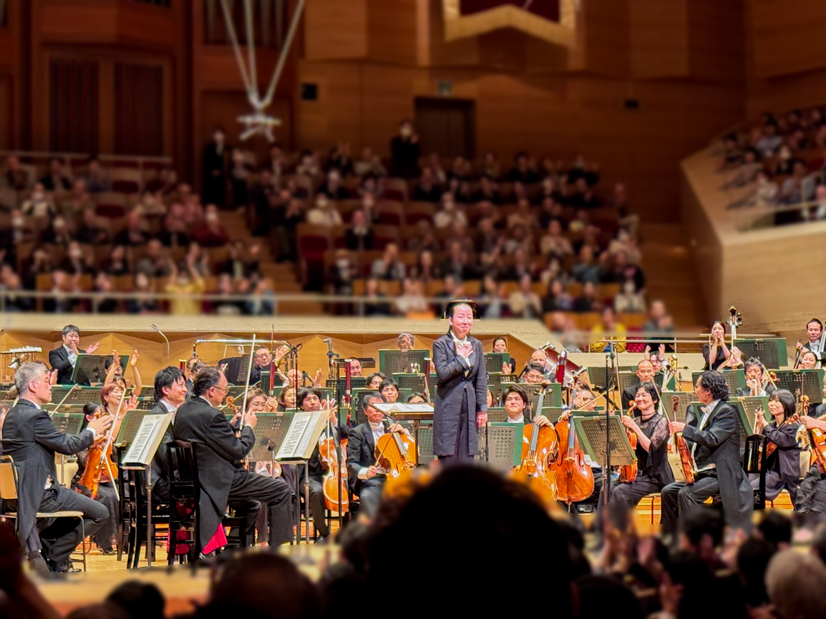 拍手に応える沖澤のどか (2026年4月14日)