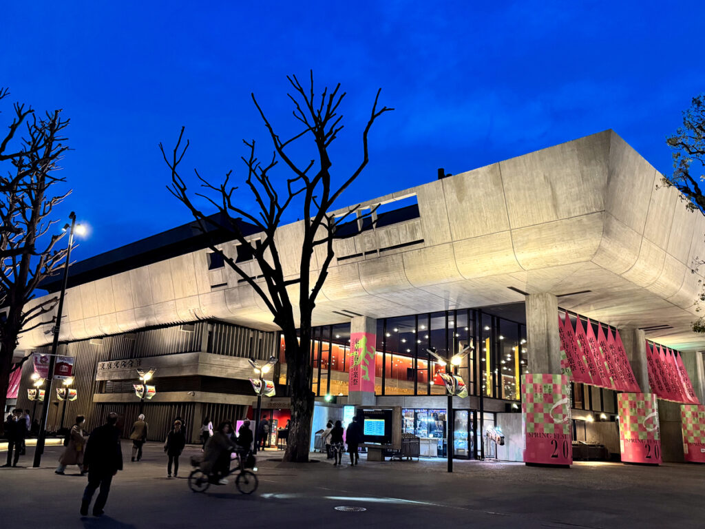 ブルーアワーの東京文化会館 (2026/04/06)