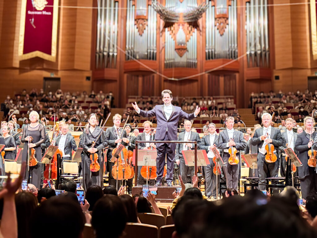 マーラーの交響曲『巨人』を演奏し終えたラハフ・シャニとミュンヘン・フィルハーモニー管弦楽団 (20260511)